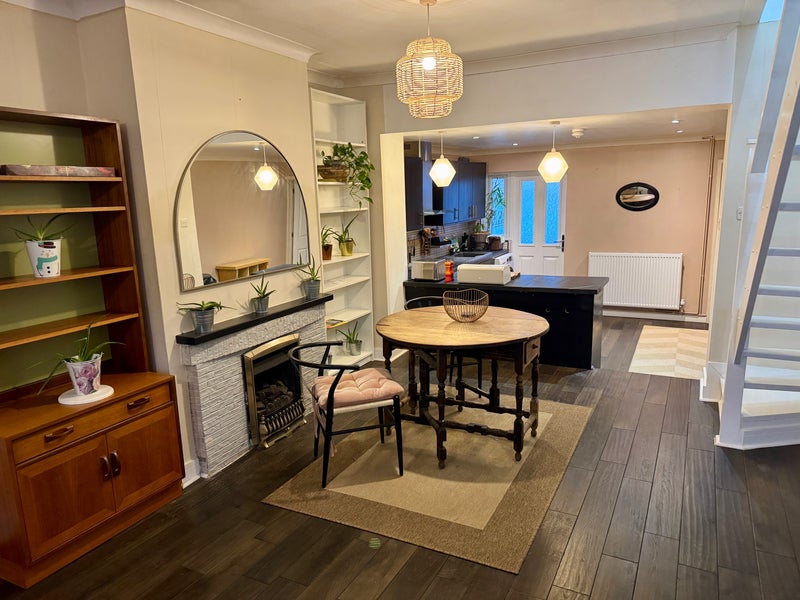 Photo 1: Living room 