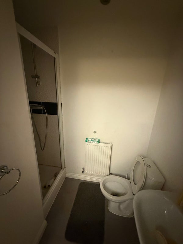 Photo 1: En suite