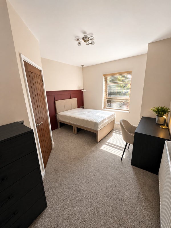 Photo 1: Spacious en-suite room