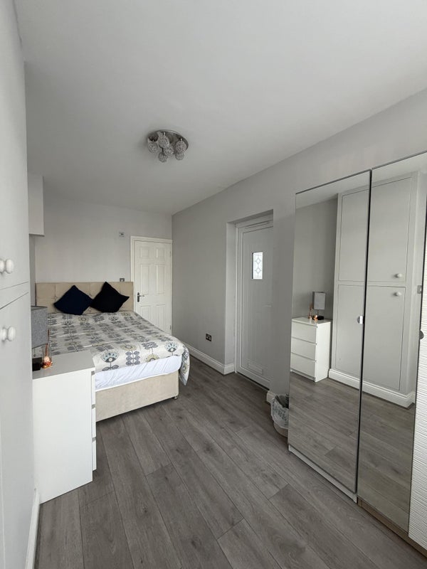 Photo 1: Bedroom