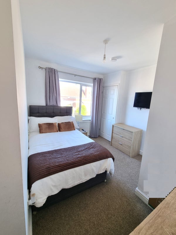 Photo 1: Bedroom (Room 4) 1