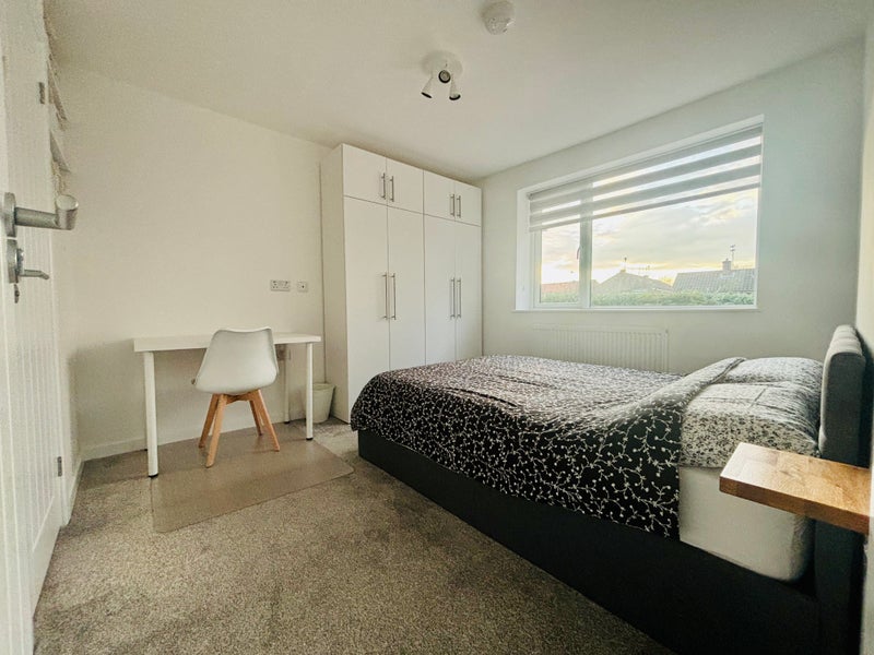 Modern ensuite double bedrooms in spacious home - View 6