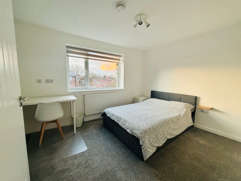 Modern ensuite double bedrooms in spacious home - View 4