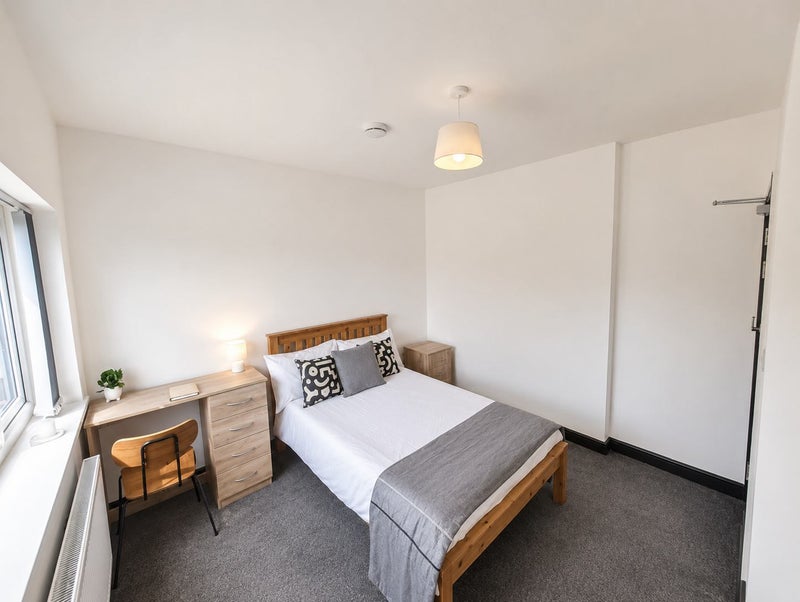 Photo 1: Room 4 En Suite