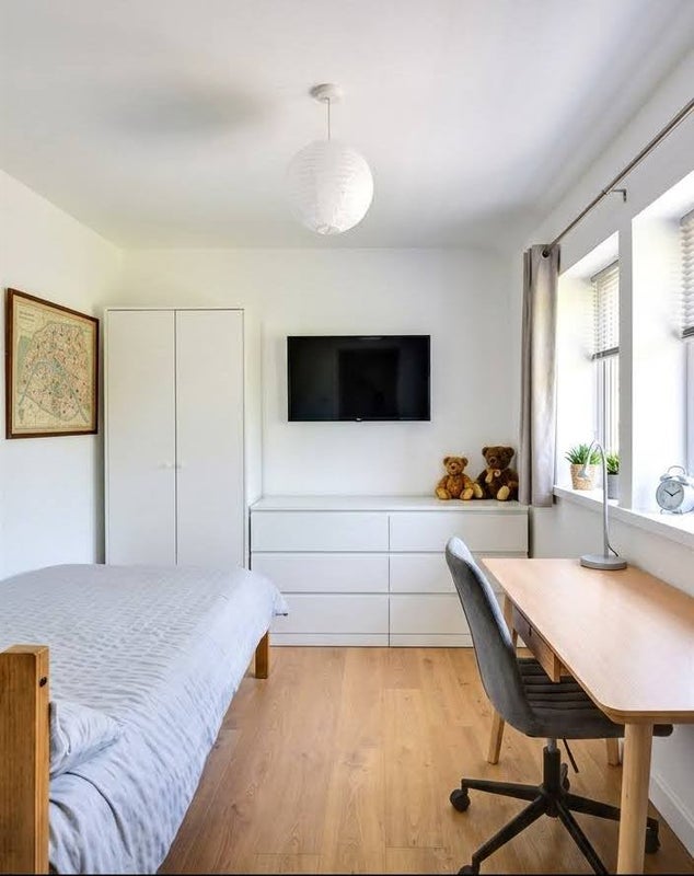 Photo 1: room available