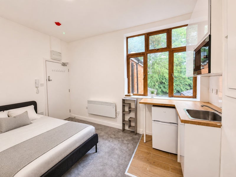 Photo 1: Studio C En Suite