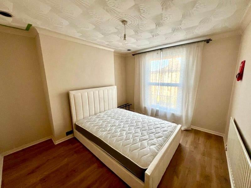 Photo 1: Room 1