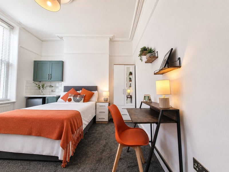 Photo 1: Room 1 En Suite