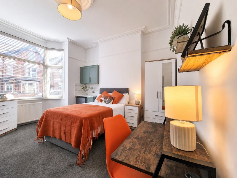 Photo 1: Room 1 En Suite