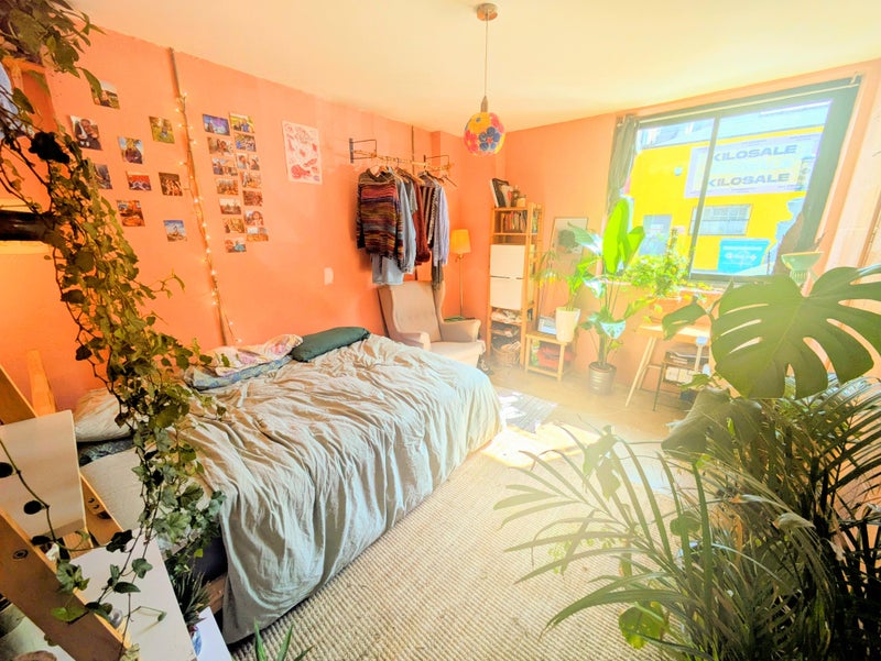 Photo 1: Bright, cosy room equipped with bed, desk, etc.