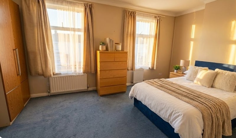 Photo 1: Furnished double room