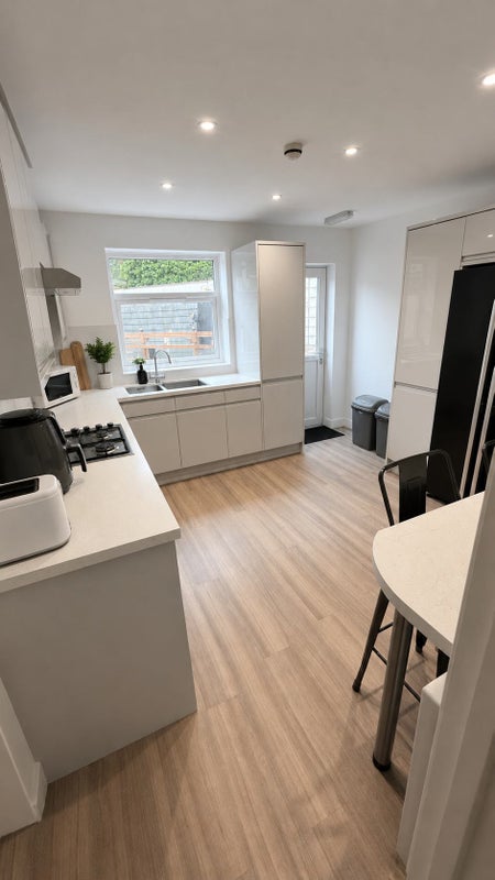 Photo 1: Kitchen 