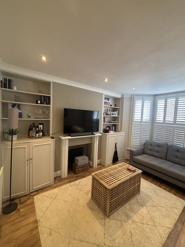 Photo 1: Living room 