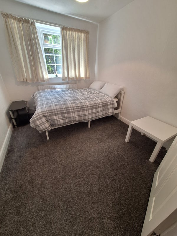 Photo 1: Double bed
