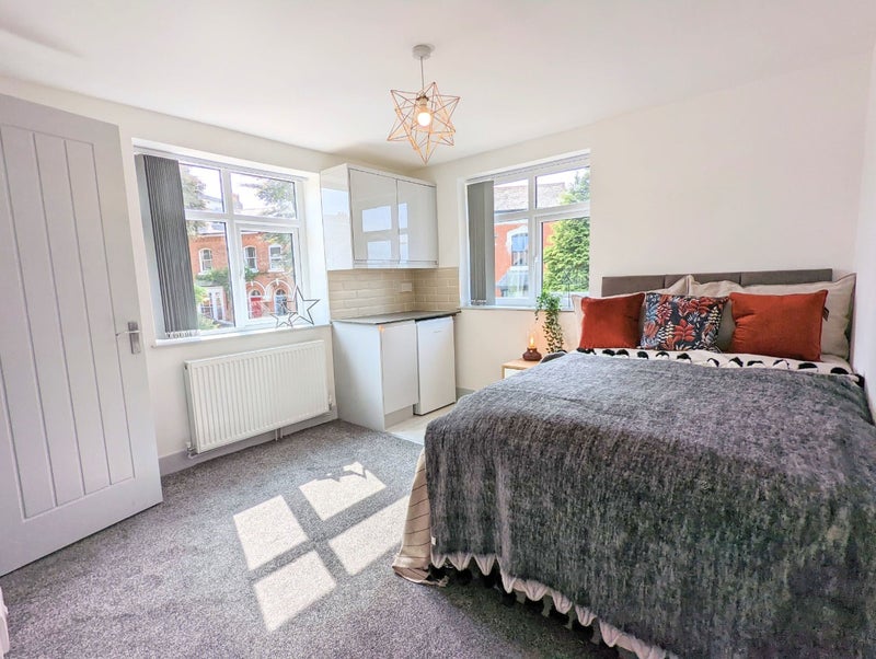 Photo 1: Room 10 En Suite