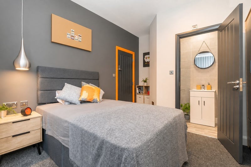 Photo 1: Room 1 En Suite