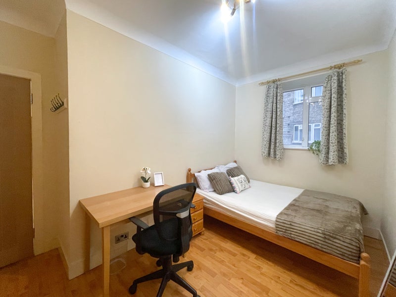 Photo 1: Bedroom