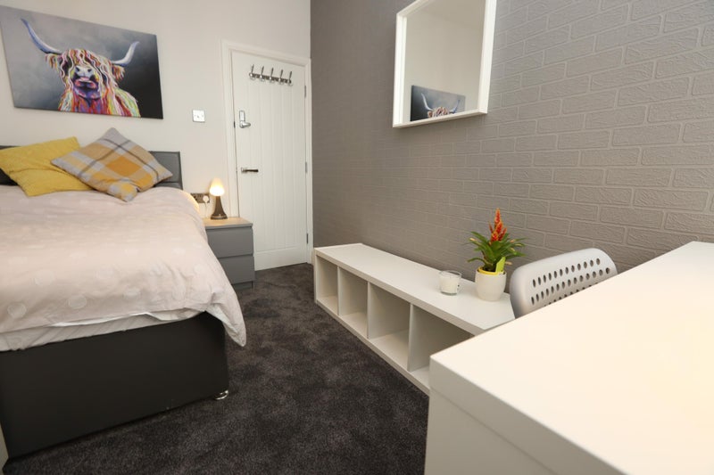 Photo 1: Room 1