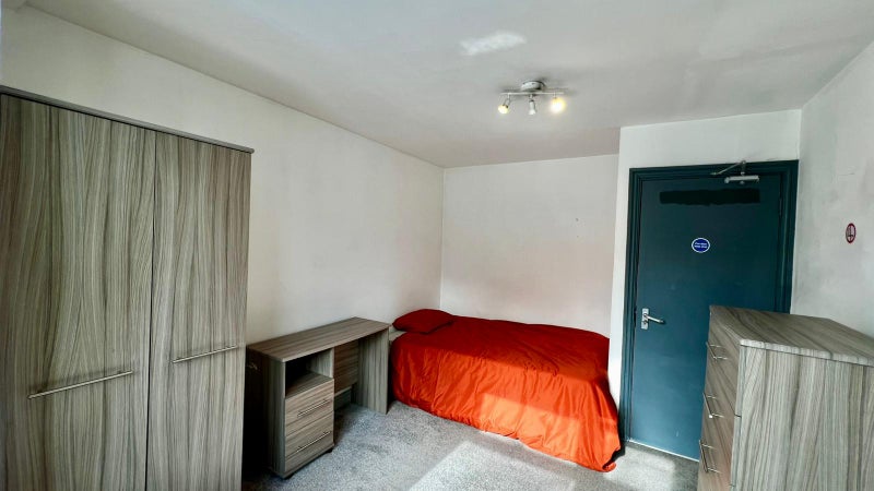 Photo 1: Room 1