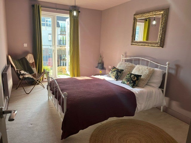Photo 1: Double Bedroom