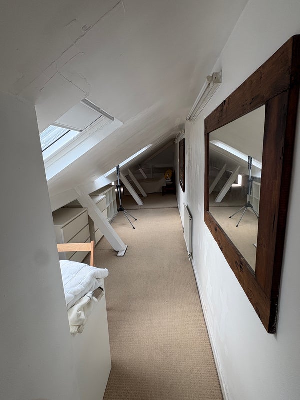 Photo 1: Long shot of the whole room
