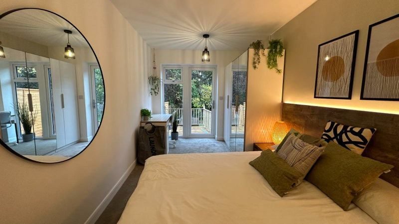 Photo 1: BEAUTIFULLY FURNISHED ROOM WITH DOUBLE BED