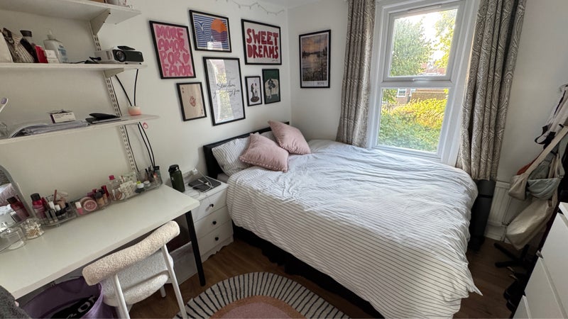 Photo 1: Double bed