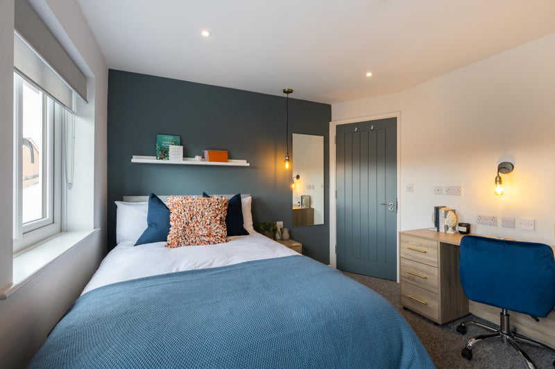 Photo 1: Spacious Modern Double Ensuite Room