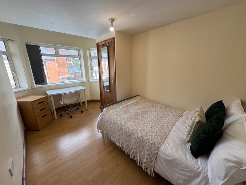 Photo 1: Room 5