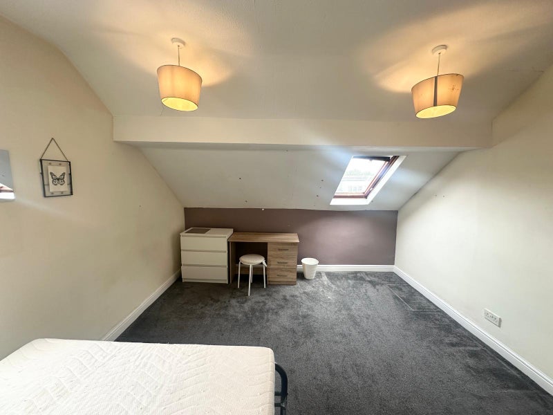 Photo 1: Room 4