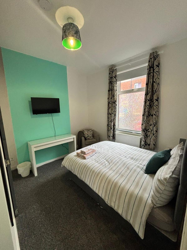Photo 1: Bedroom 1