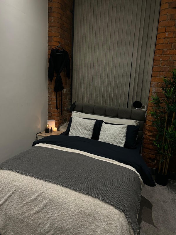 Photo 1: Bedroom