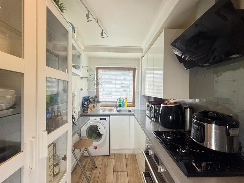 Photo 1: kitchen