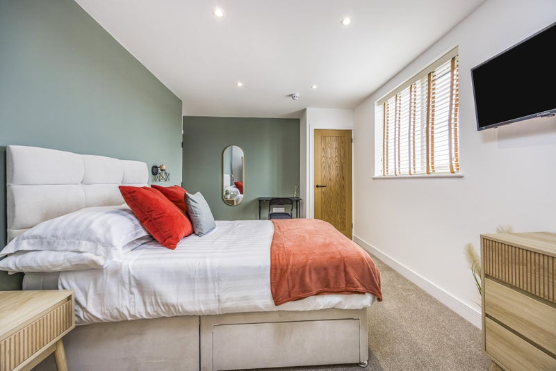 Photo 1: ROOM 7 WITH ENSUITE AND BUILT IN WARDROBE £750
