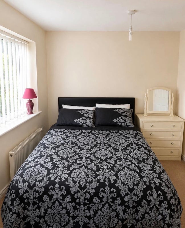 Photo 1: Spacious, fully furnished double bedroom with wardrobe, storage space and your own mini fridge.