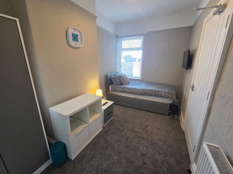 Photo 1: Bedroom 3