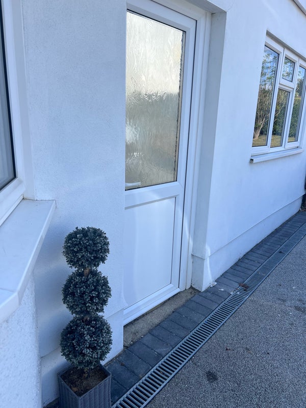 Photo 1: Private front entrance 