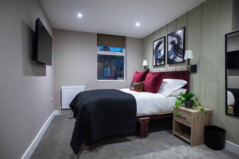 Photo 1: ROOM 6 WITH ENSUITE £725