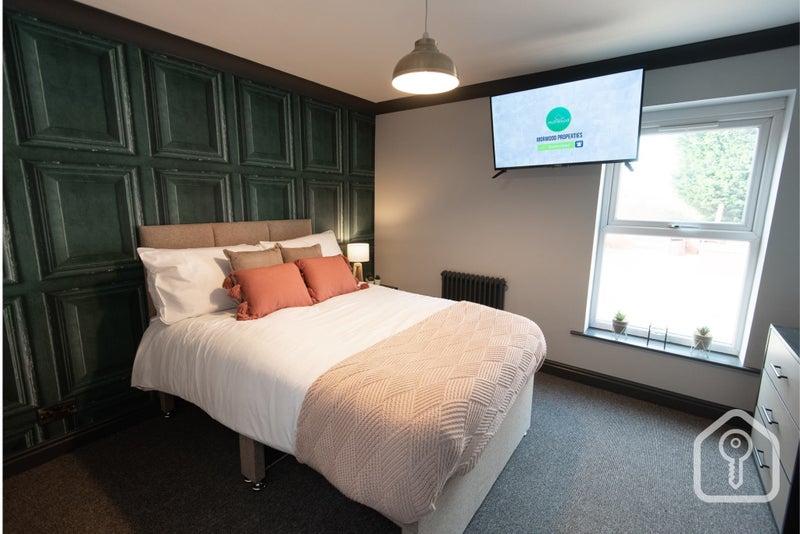 Photo 1: Room 5