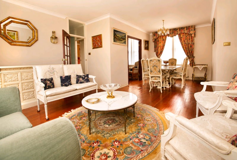Photo 1: Lounge