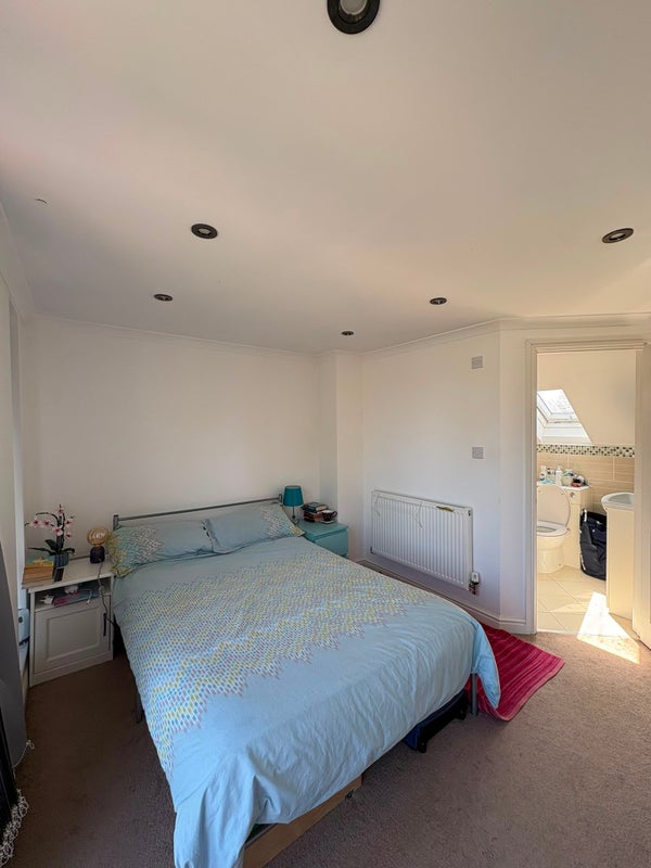 Photo 1: Double Room with En Suite