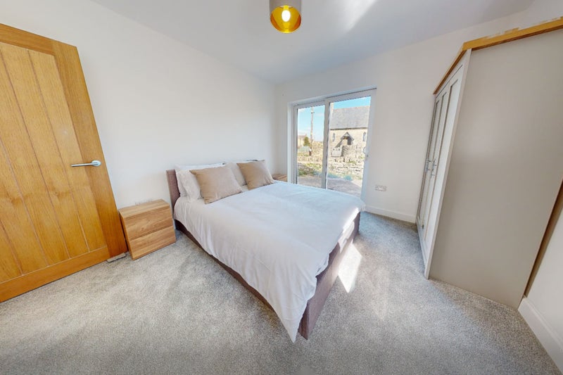 Photo 1: Vibrant Double with En-suite - Available August