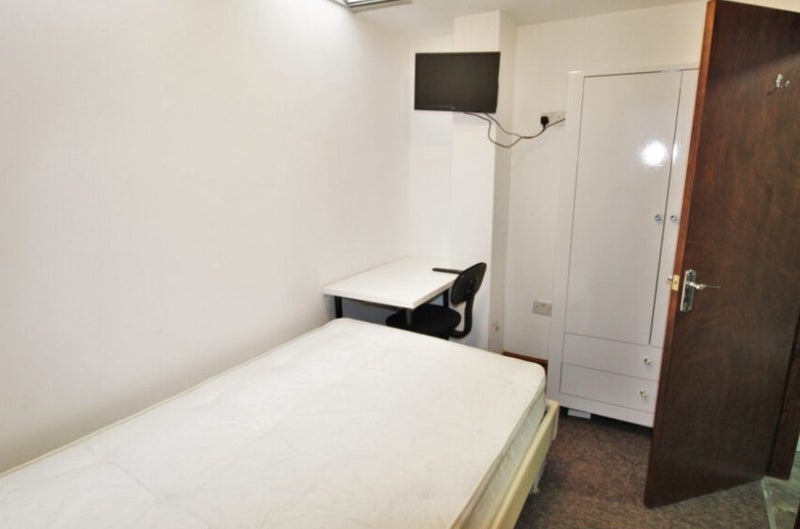 Photo 1: Bedroom