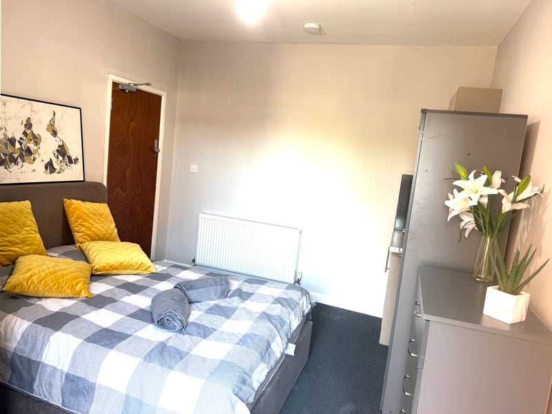 Photo 1: Double room, private en suite, kitchenette 