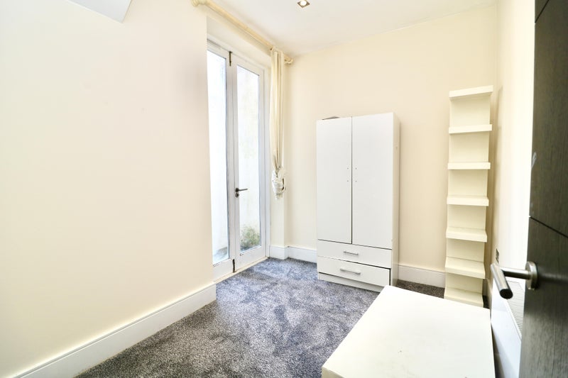 Photo 1: Room 1