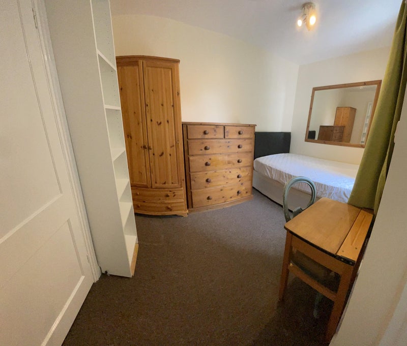 Photo 1: Double ensuite - Sept 28th available
