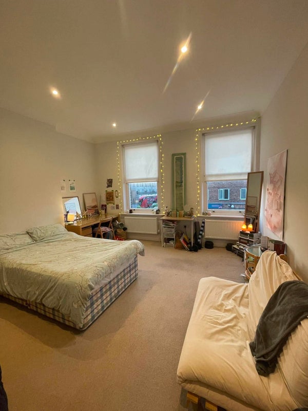 Photo 1: Bedroom 