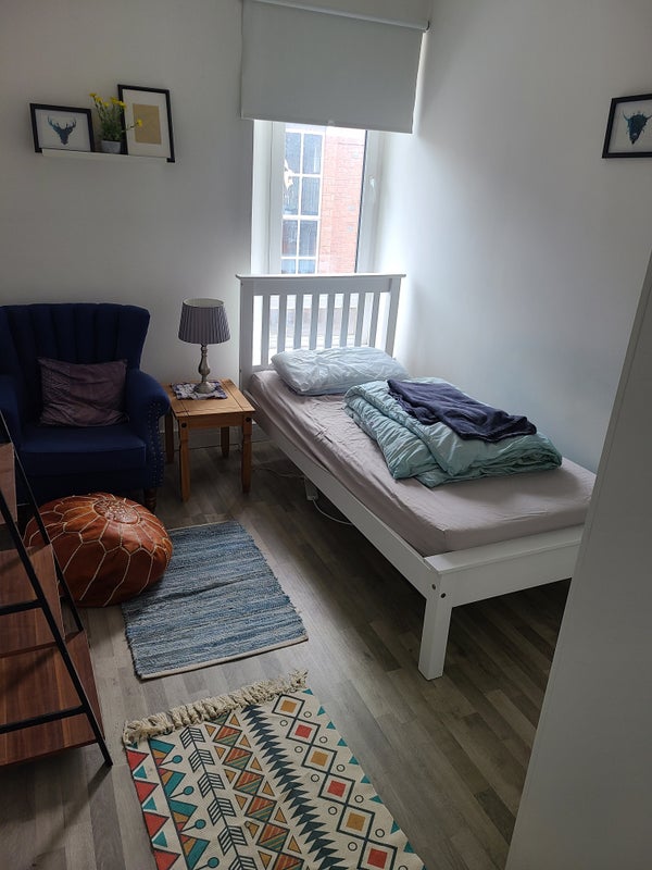 Photo 1: Bedroom
