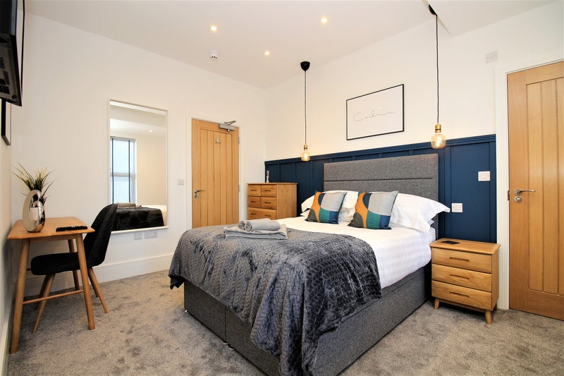 Photo 1: Room 4