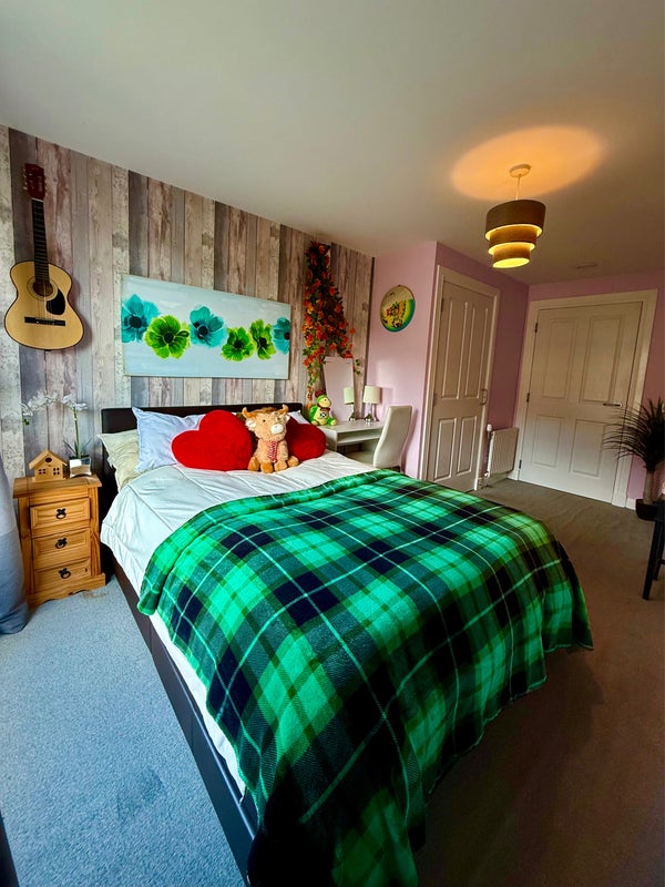 Photo 1: Bedroom 1